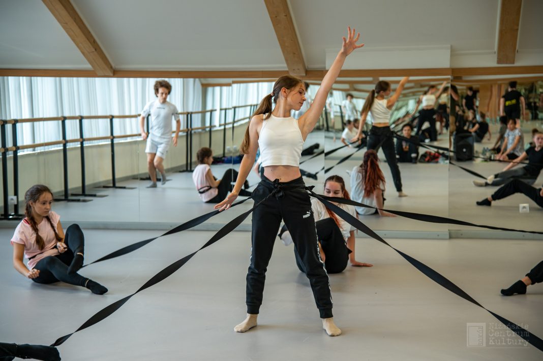 Uczestnicy warsztatów tańca współczesnego SZTUKA NA WARSZTAT 2022 przygotowują układ taneczny