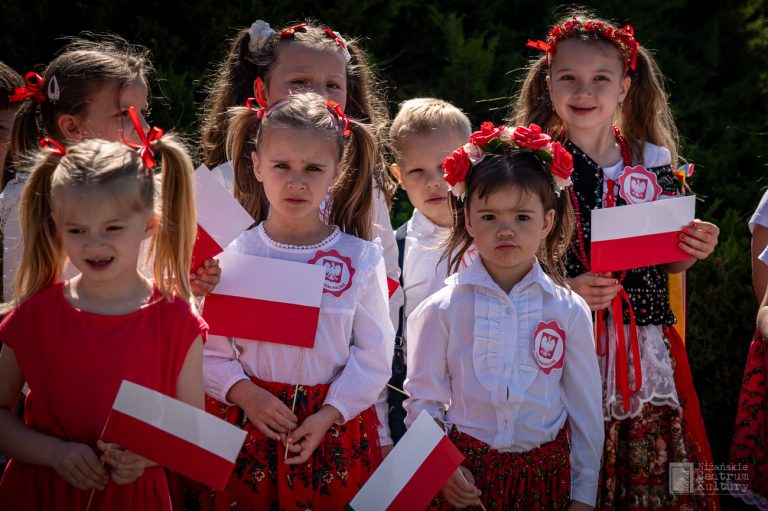 Przedszkolaki z „Biało – czerwoną” – Obchody Dnia Flagi – fotorelacja