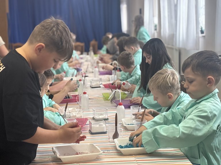 Warsztaty małego chemika „Robimy kule Afrodyty”