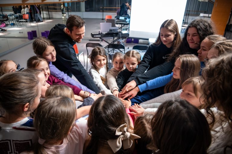 WSPÓLNA PRACA NAD PROJEKTEM ZBLIŻA