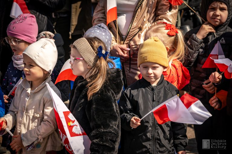PRZEDSZKOLAKI Z BIAŁO-CZERWONĄ