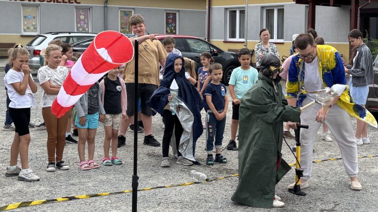 „Fizyka latania – warsztaty konstrukcji rakiet” – fotorelacja